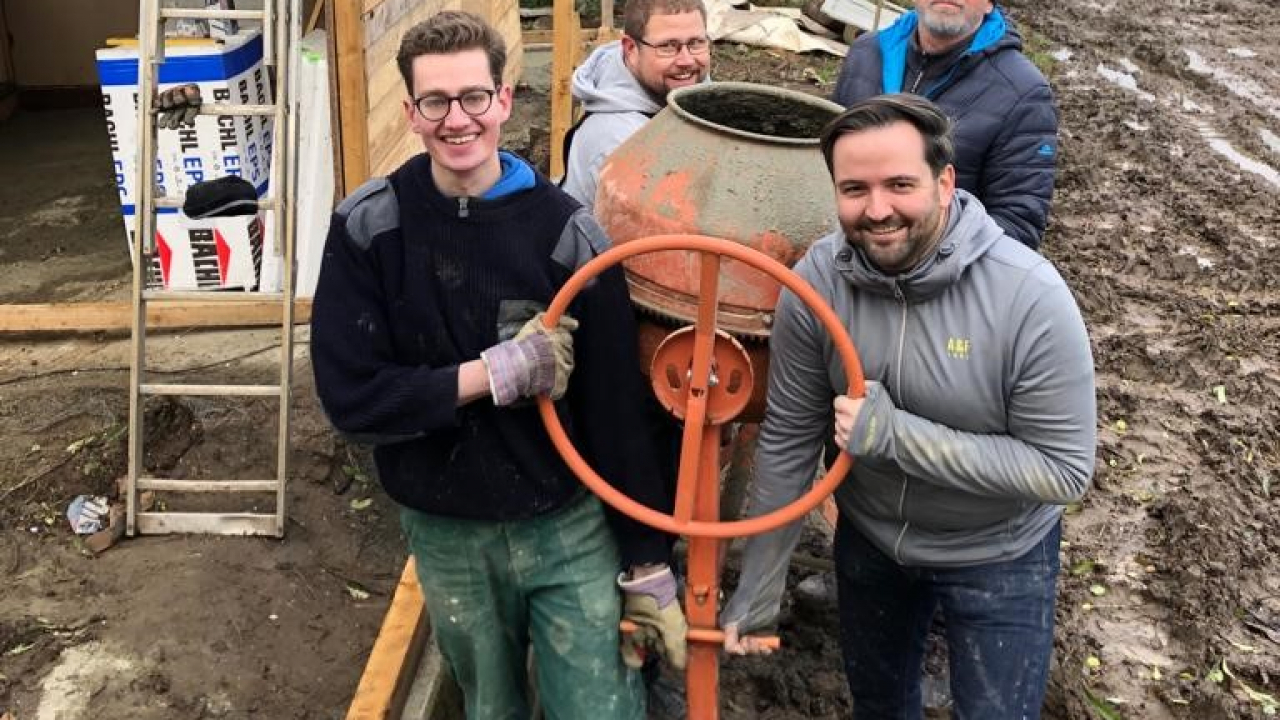 Betonierarbeiten an der Vogelvoliere auf dem Gnadenhof